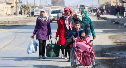 Sírios deixando suas casas no norte de Hasakeh, no terceiro dia de combates entre Estado Islâmico e forças curdas