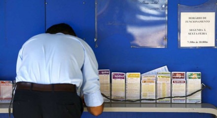 Apostadores fazem filas em casas lotéricas da Caixa Econômica Federal 