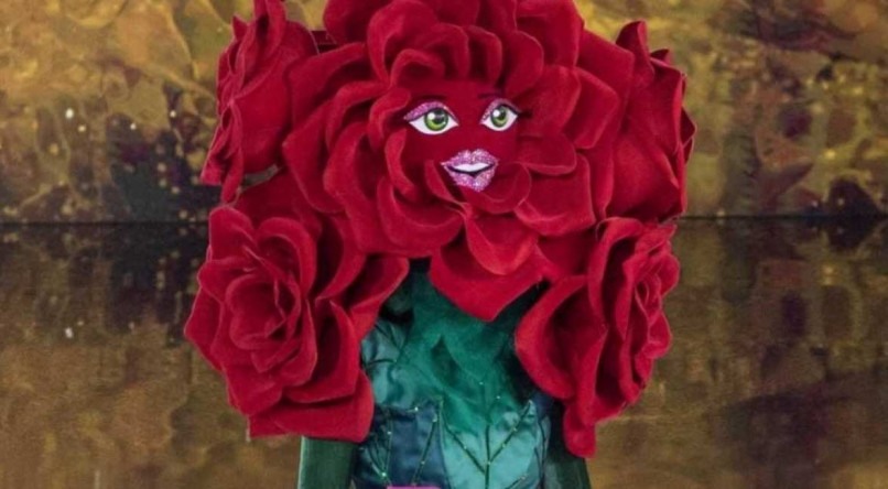 A Rosa foi a primeira desmascarada pelo júri do The Masked Singer Brasil 