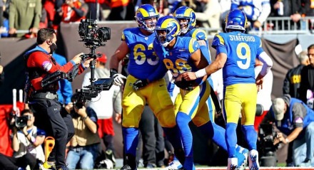 Jogadores do Rams comemoram um dos três touchdowns marcados pela equipe contra o Bucs