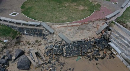 Problemas estruturais na Orla do Janga em Paulista. Parte do Calçadão cedeu e ficou destruído com o avanço do mar. 