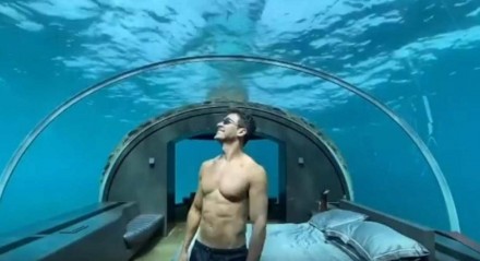 Rodrigo Faro se hospeda em um suíte de baixo d'água. 