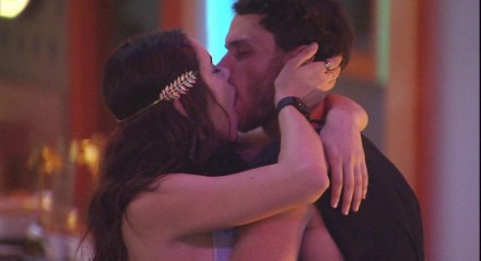Lucas e Eslovênia se beijaram durante a festa do líder na madrugada desta quinta-feira (27)