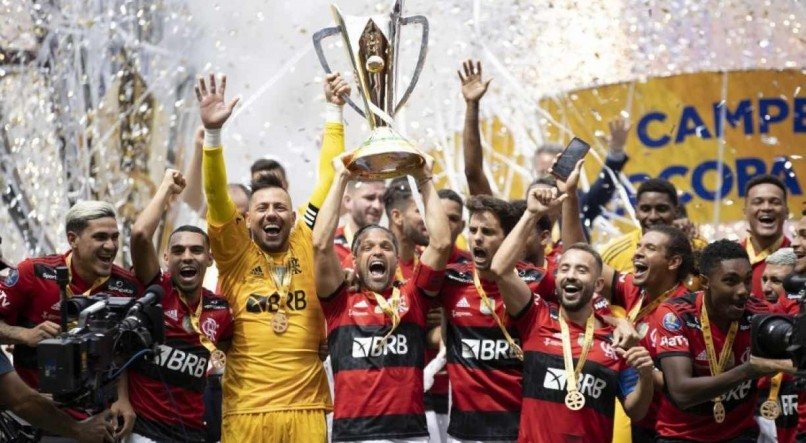 O Flamengo encara o Palmeiras.