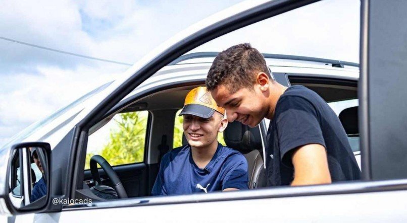 João Gomes presenteou seu amigo Jeovanny com um carro