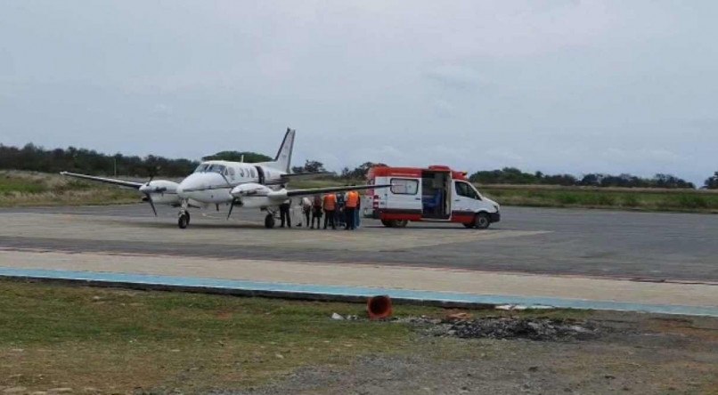 Garota de oito anos atacada por tubarão em Fernando de Noronha foi transferida para o Recife em UTI aérea