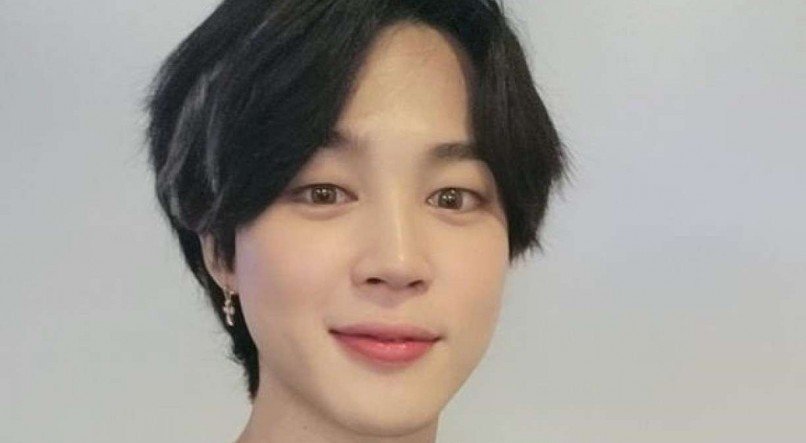 Jimin é cantor e dançarino do grupo de K-Pop BTS e precisou ser internado às pressas ao sentir fortes dores abdominais 