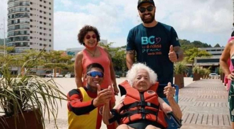 A idosa, de 97 anos, realizou o seu sonho de tomar banho no mar