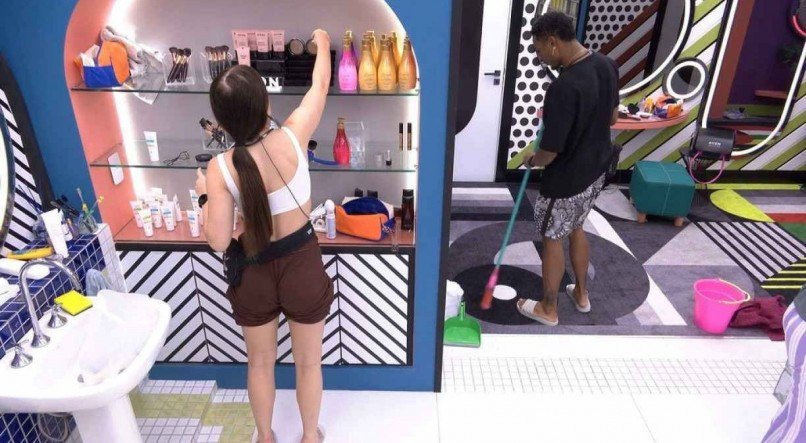 Os brothers aproveitaram a manhã desta terça (1) para fazer uma faxina na casa do BBB 22