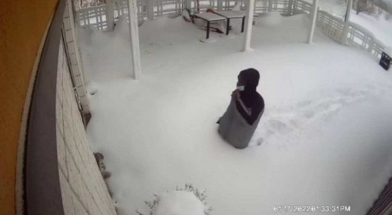 O homem que está com neve na altura dos joelhos, está sendo procurado pelo restaurante