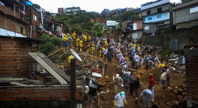 Doze pessoas ficaram feridas e sete continuam desaparecidas em decorrência do deslizamento de terra em Franco da Rocha
