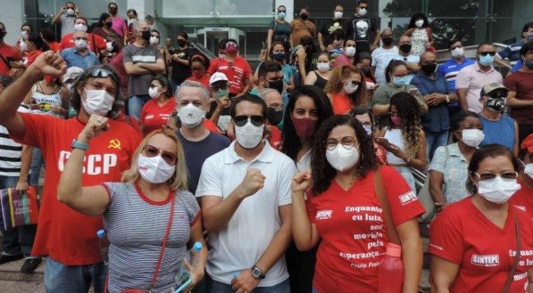 Trabalhadores da educação paralisam as atividades nesta quinta e realizam passeata