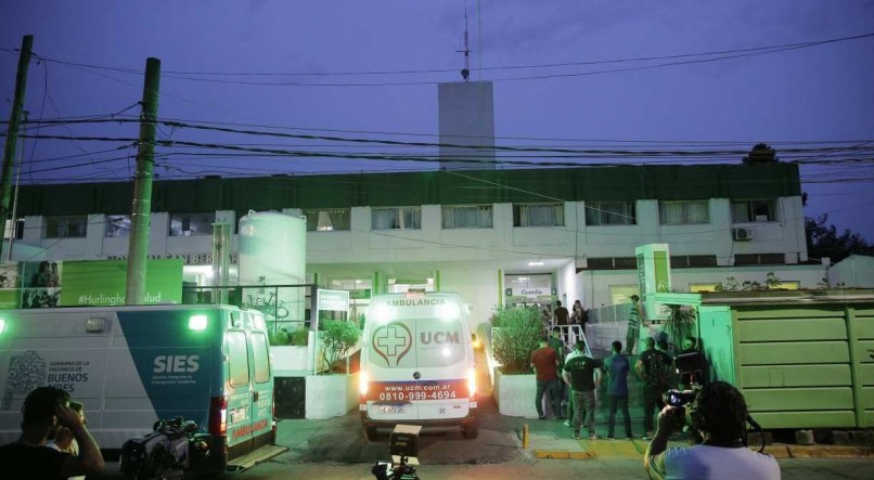 Familiares aguardam informa&ccedil;&otilde;es sobre v&iacute;timas de intoxica&ccedil;&atilde;o em hospital de Buenos Aires