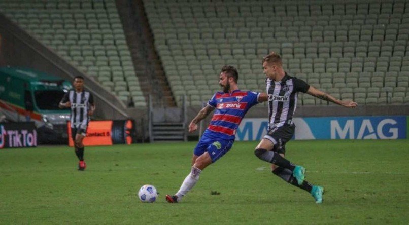 Matheus Vargas e Charles em disputa de bola