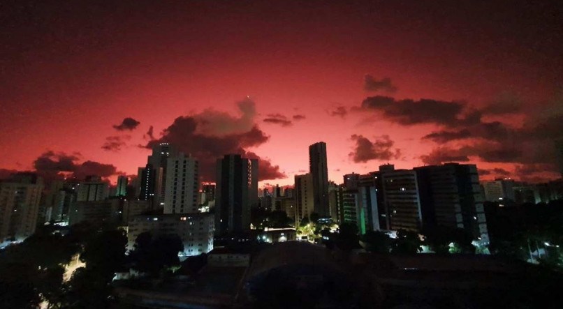 ESPETÁCULO Céu amanhece com tonalidade vermelha no Recife