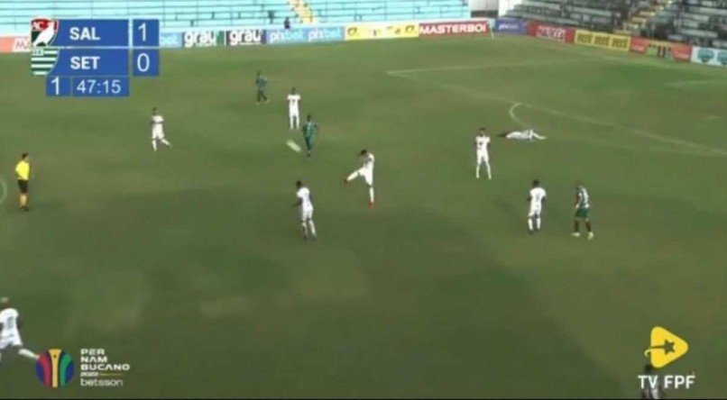 O zagueiro Lucão estava longe da marca do meio-campo