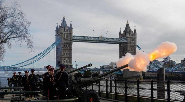 Canhões na Ponte da Torre de Londres