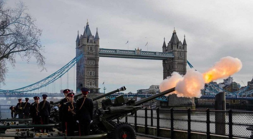 Canhões na Ponte da Torre de Londres