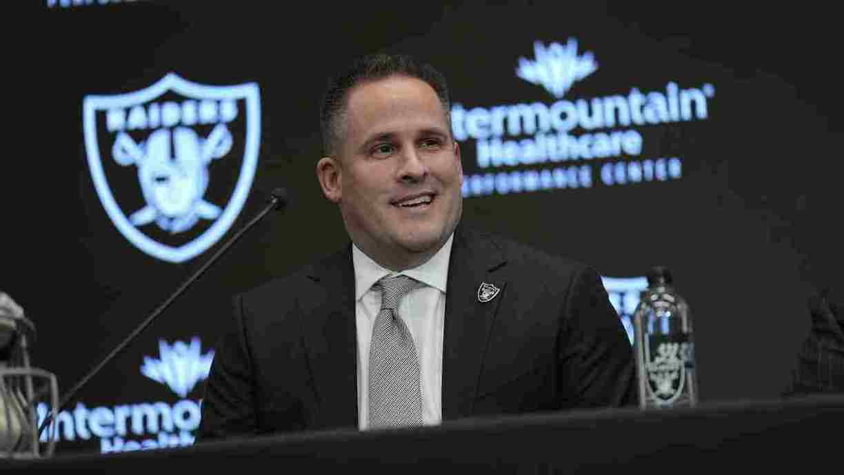 Josh McDaniels na sua apresentação oficial no Las Vegas Raiders