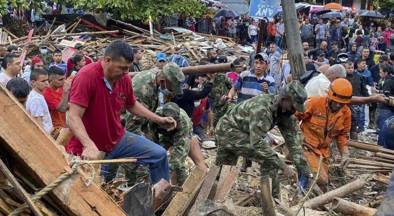 Nas primeiras horas da manhã, uma parte da montanha se partiu e soterrou várias casas no município de Dosquebradas, no departamento de Risaralda