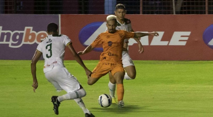 OLHO NO LANCE Alanzinho entrou no segundo tempo e fez o gol da vitória do Leão diante dos paraibanos