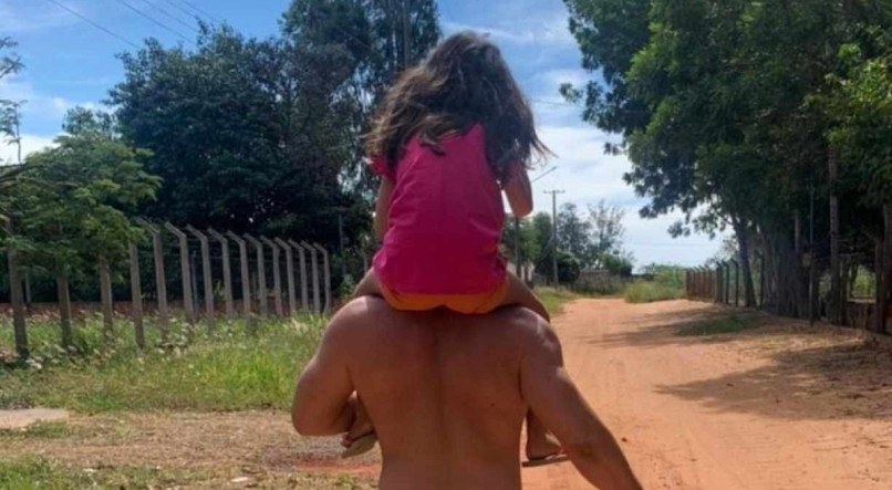 Pai e filha andando pela cidade de Campo Grande