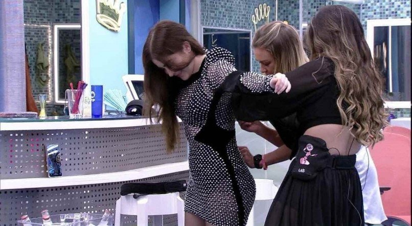 Jade Picon se arrumando para a sua festa do líder no BBB 22