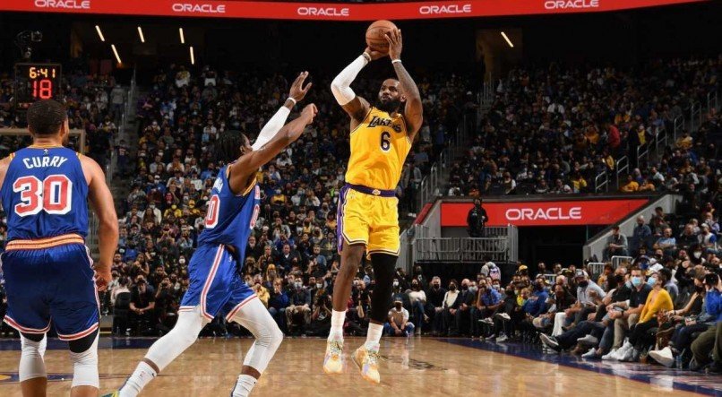 Os Lakers encaram os Warriors nesta noite de sexta (13)