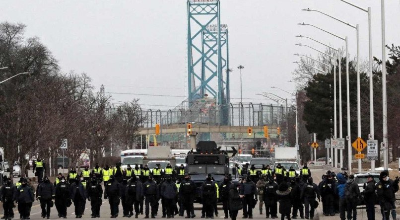 Ponte foi reaberta após sete dias de bloqueio por manifestantes contrários às medidas anticovid-19
