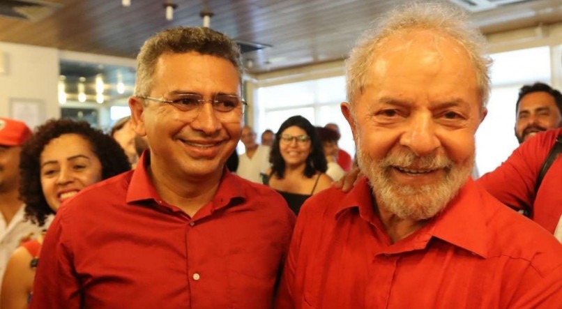 Doriel Barros, presidente do PT-PE, ao lado de Lula