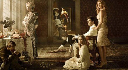 Enquanto algumas temporadas de American Horror Story apresentam conexões com temporadas passadas, a maioria delas pode ser assistida sem precisar ver as outras para entender todo o contexto FX/Divulgação