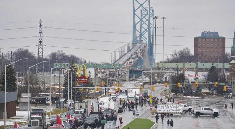 Manifestantes contra vacina bloqueiam via em Windsor, no Canadá