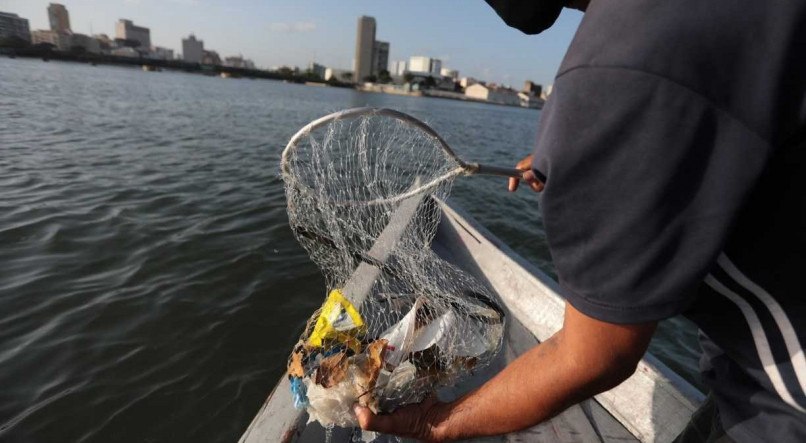 SEM PEIXES Com redes de pesca, pescadores recolhem os resíduos encontrados na água. Copos plásticos estão entre objetos mais encontrados