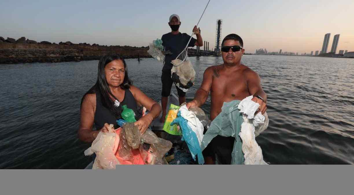 Pescadores sofreram com lixo que apareceu nas praias do Grande Recife