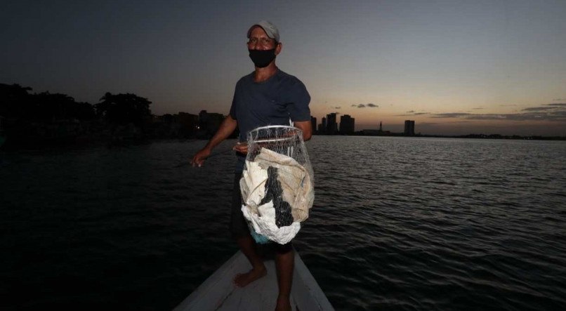 Pescadores sofrem com lixo que apareceu nas praias do Grande Recife