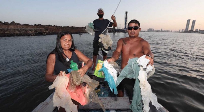 Pescadores afirmam que o lixo reaparece quando obras de dragagem são iniciadas