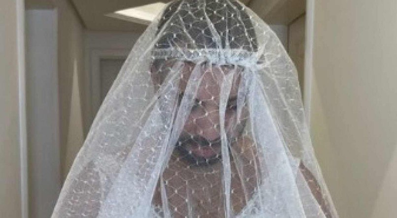 Gil do Vigor usando véu e vestido de noiva