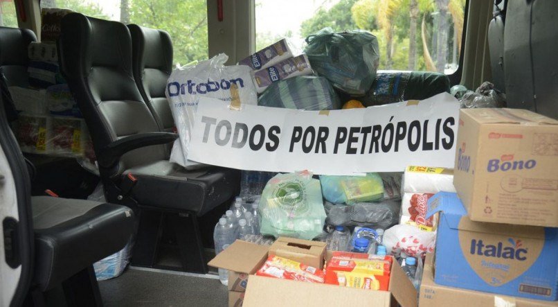 Voluntários se solidarizam e ajudam população de Petrópolis