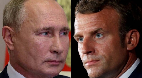 Emmanuel Macron (D), presidente da França, conversou bastante com o presidente russo Vladimir Putin (E) para negociar uma trégua da Rússia com a Ucrânia