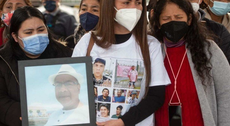 Muitos familiares exibiam fotografias dos desaparecidos no naufrágio