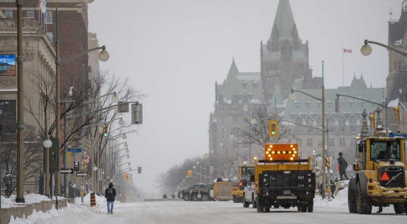 Trabalhadores limpavam as ruas nevadas do centro de Ottawa, onde a tropa de choque entrou em confrontos com manifestantes por dois dias