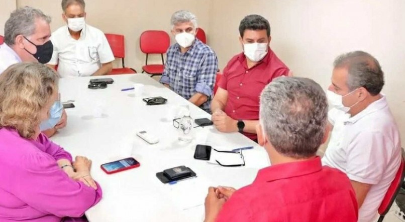 Danilo Cabral reunido com representantes do PT em Pernambuco, como Doriel Barros, Carlos Veras e Teresa Leitão