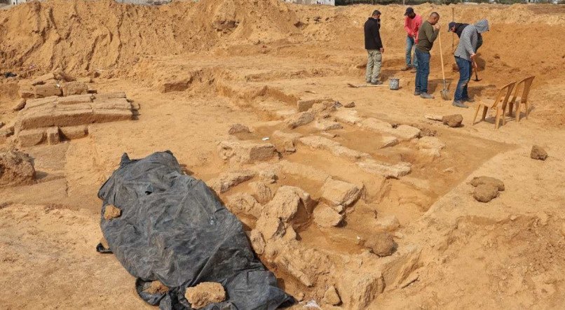 Material arqueológico é descoberto por trabalhadores na Faixa de Gaza.