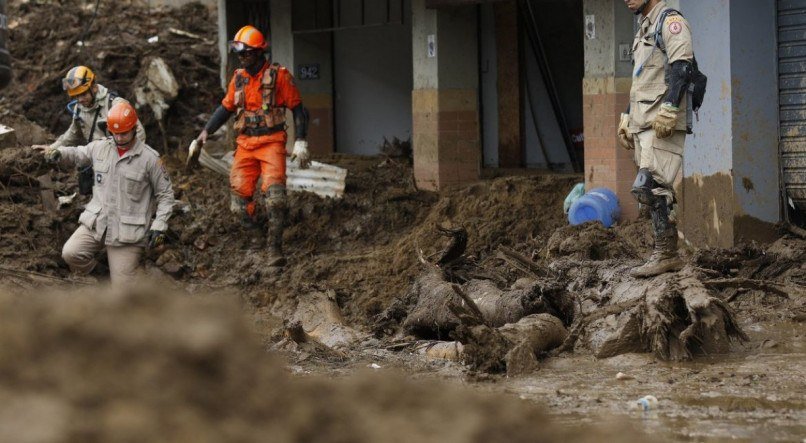 DESTRUIÇÃO Aos poucos, famílias tentam recomeçar na cidade carioca