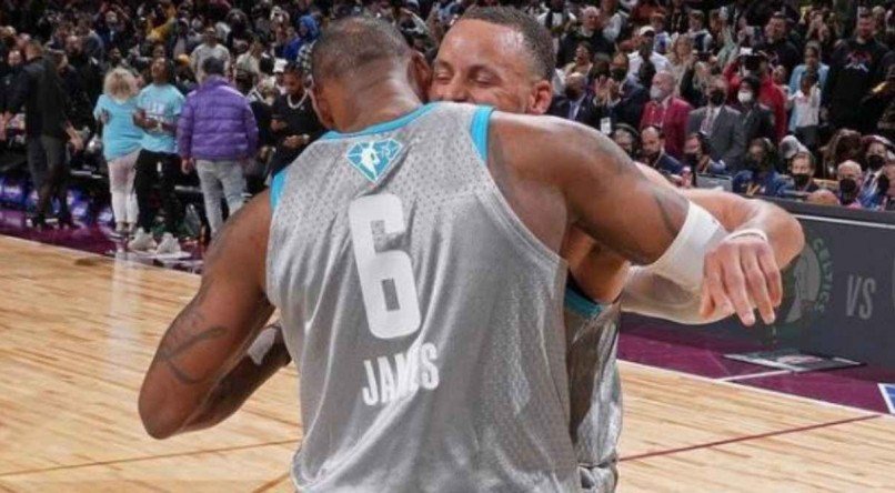 Lebron James e Stephen Curry durante partida da All Stars NBA