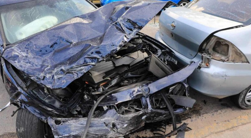 Colisão entre BMW e Prisma deixou motorista do Prisma morto
