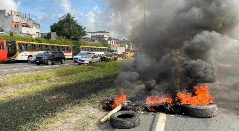 Protesto interditou BR-101 no sentido Paulista