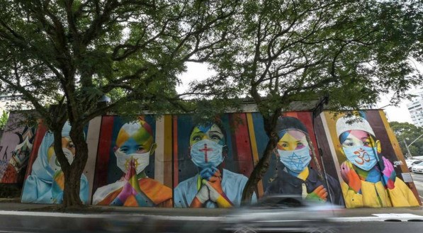 Mural de Eduardo Kobra foi inspirado em saúde, no contexto da pandemia, e cobre o muro do Hospital das Clínicas de São Paulo