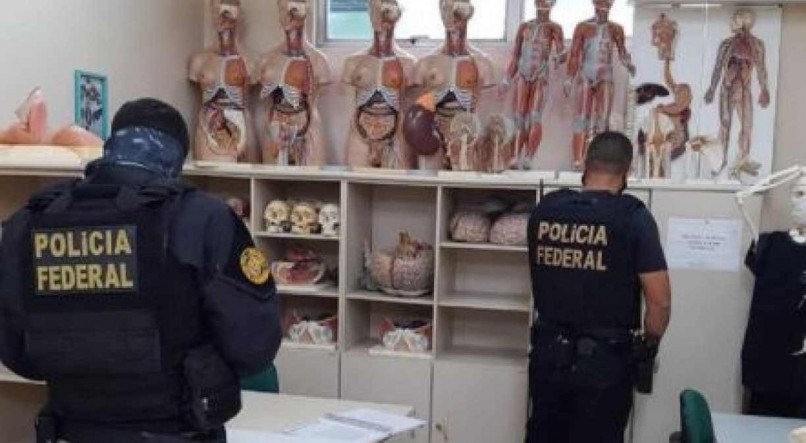 APREENSÃO Policiais federais recolheram computador e peças anatômicas, que vão passar por perícia