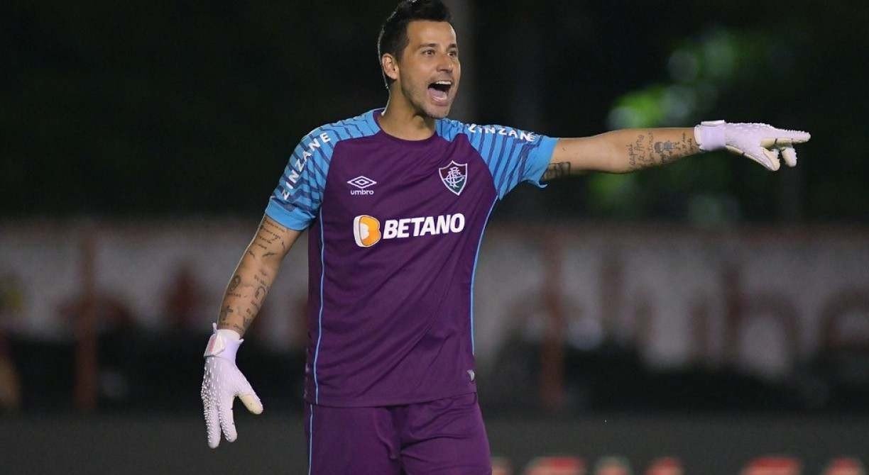 Fábio, do Fluminense, é o goleiro com mais defesas difíceis no Brasileirão